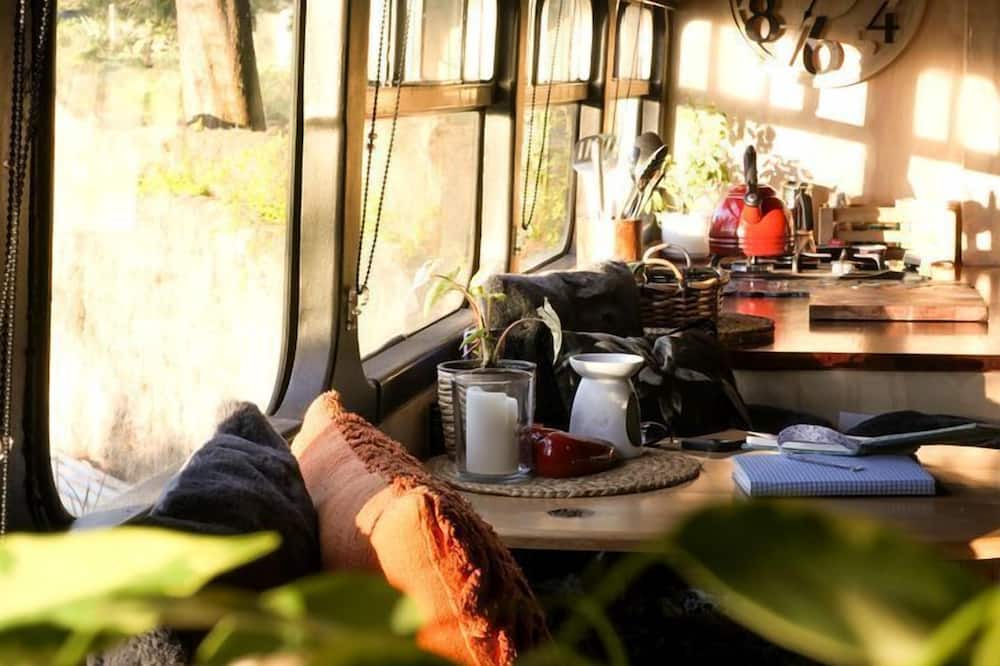 Woodbury House | Amazing Renovated Airstream with Hot-Tub Under the Stars in Canterbury