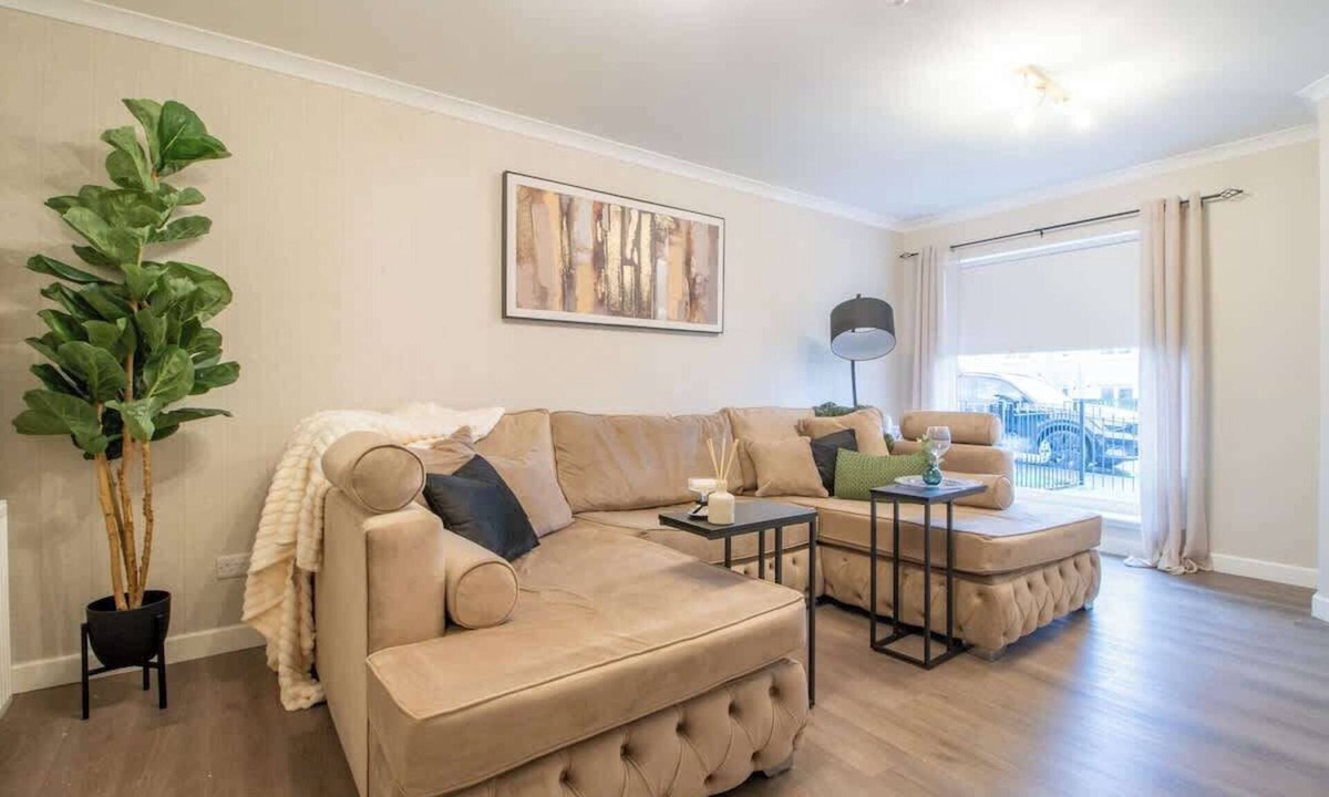 Airdrie House | Angel House - 3 bedrooms close to Airdrie Centre