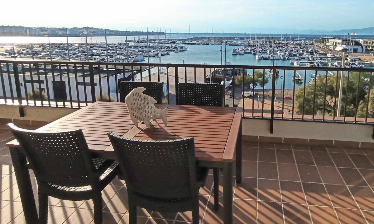 L'Escala Apartment | Apartaments Nàutic Xaloc first line of the sea