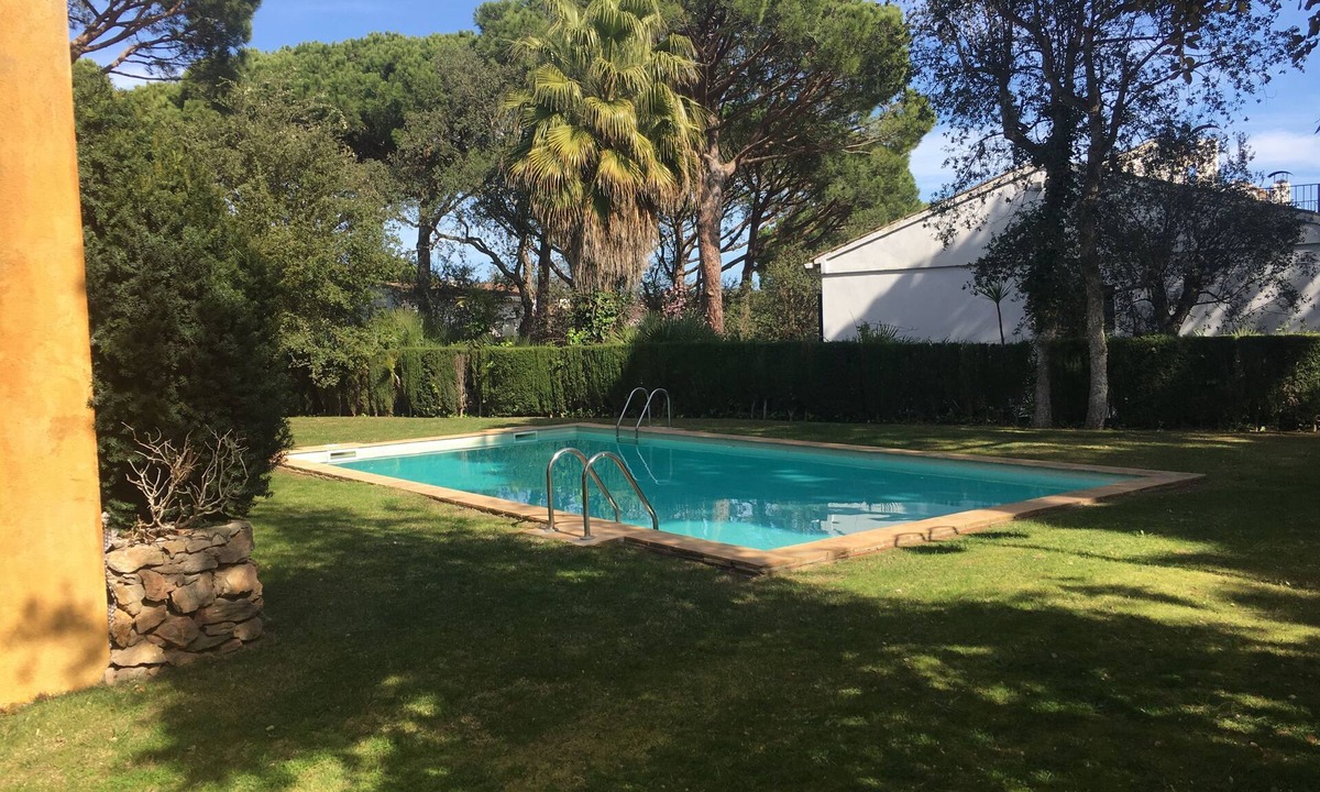 Calella de Palafrugell Apartment | Apartment with terrace & garden 10 mins walk from the beach