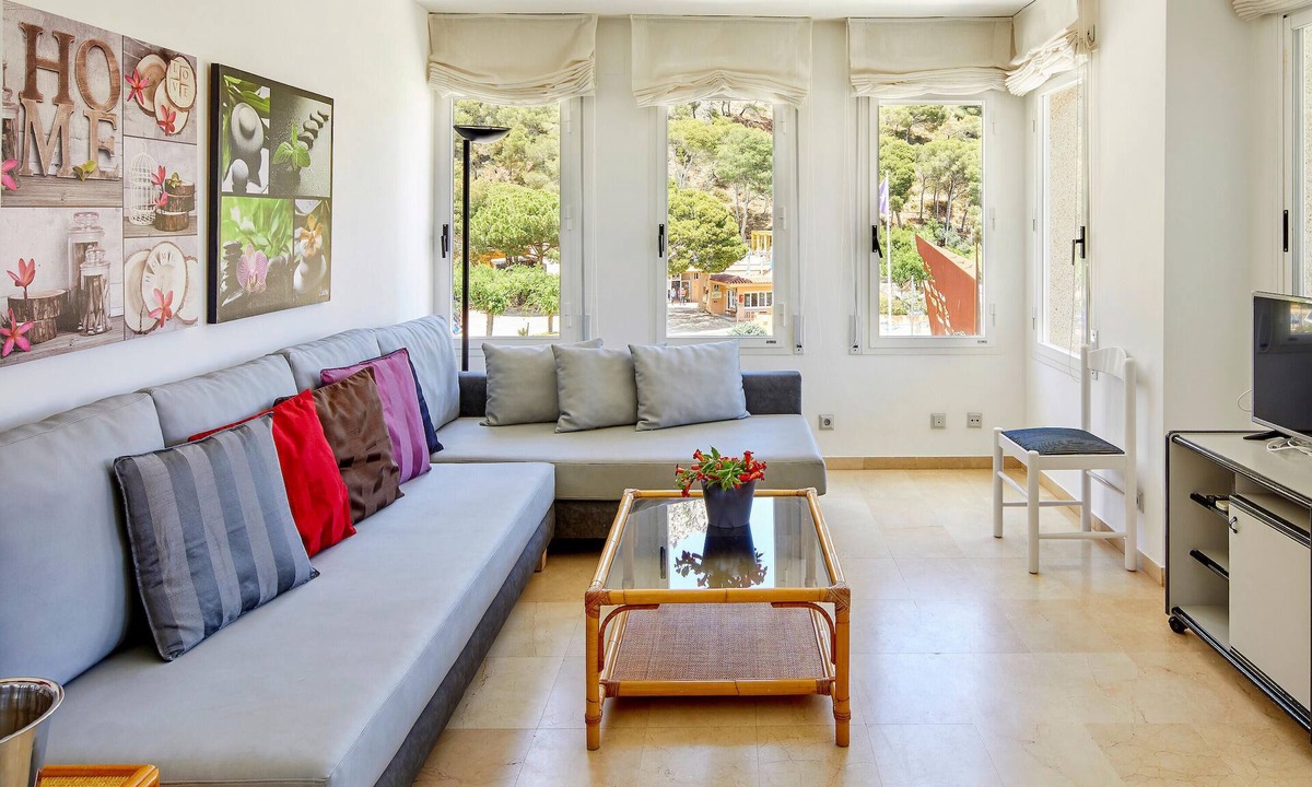 L'Estartit Apartment | APARTMENT (3 ADULTS + 2 CHILDREN) STREET VIEW