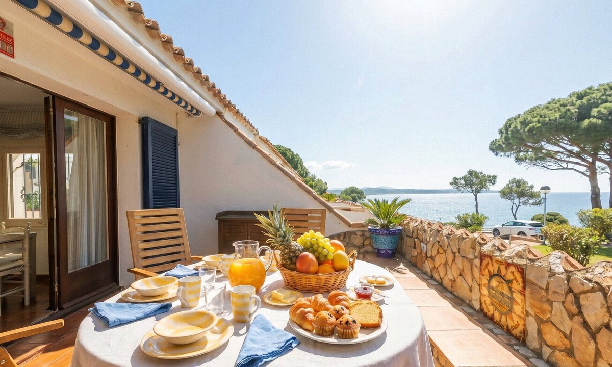 Begur Apartment | Apartment 'Ava Senia 3A' with Sea View, Shared Pool and Wi-Fi