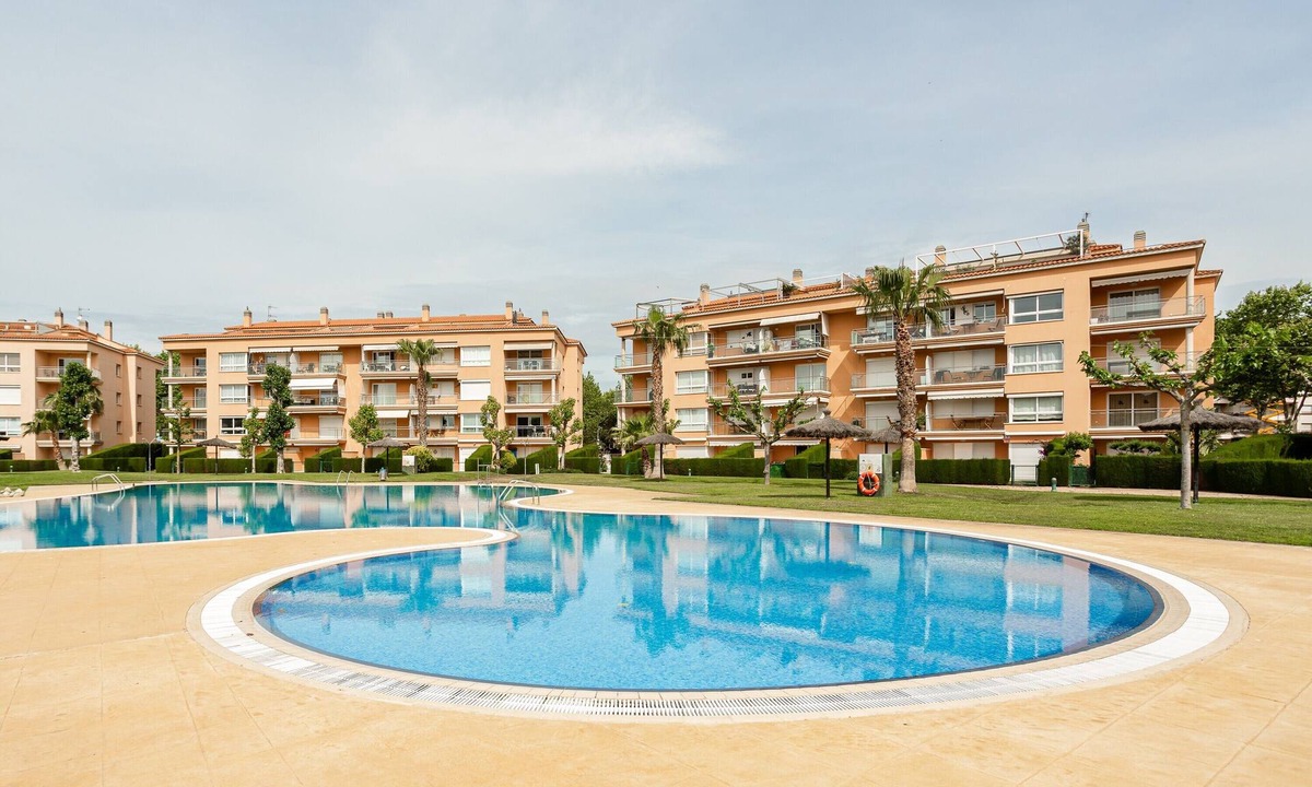 Platja d'Aro Apartment | Apartment 'Bovilla' with Shared Pool, Wi-Fi and Air Conditioning
