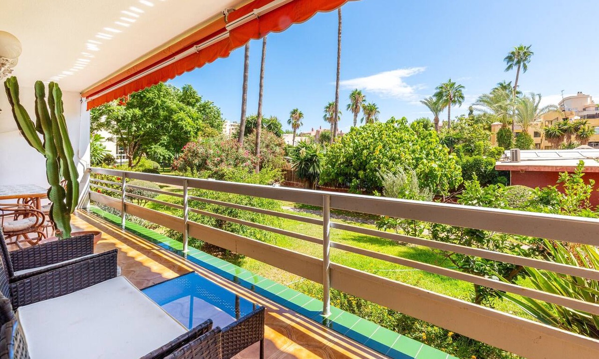 Carihuela Apartment | Apartment 'Eurosol Carihuela' with Shared Garden, Wi-Fi and Air Conditioning