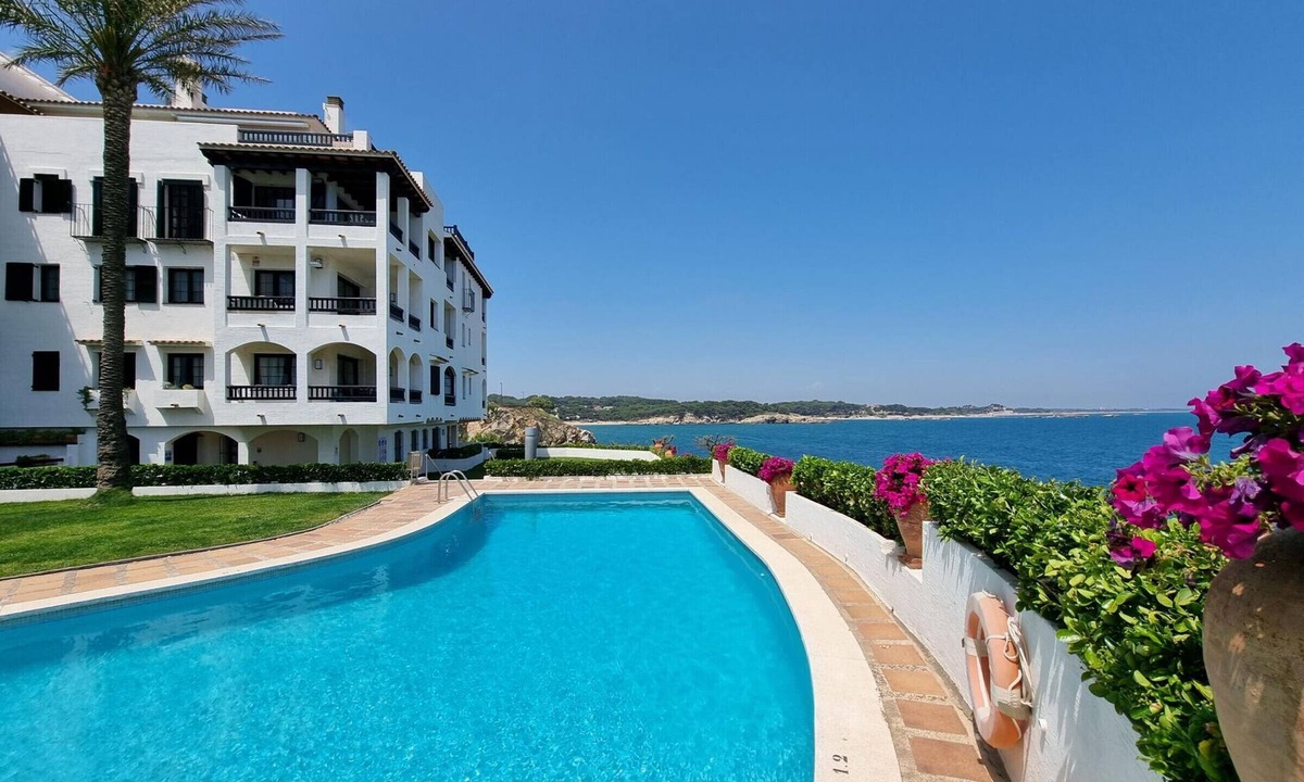 Pedrinya Apartment | Apartment in L'Escala with terrace near the beach