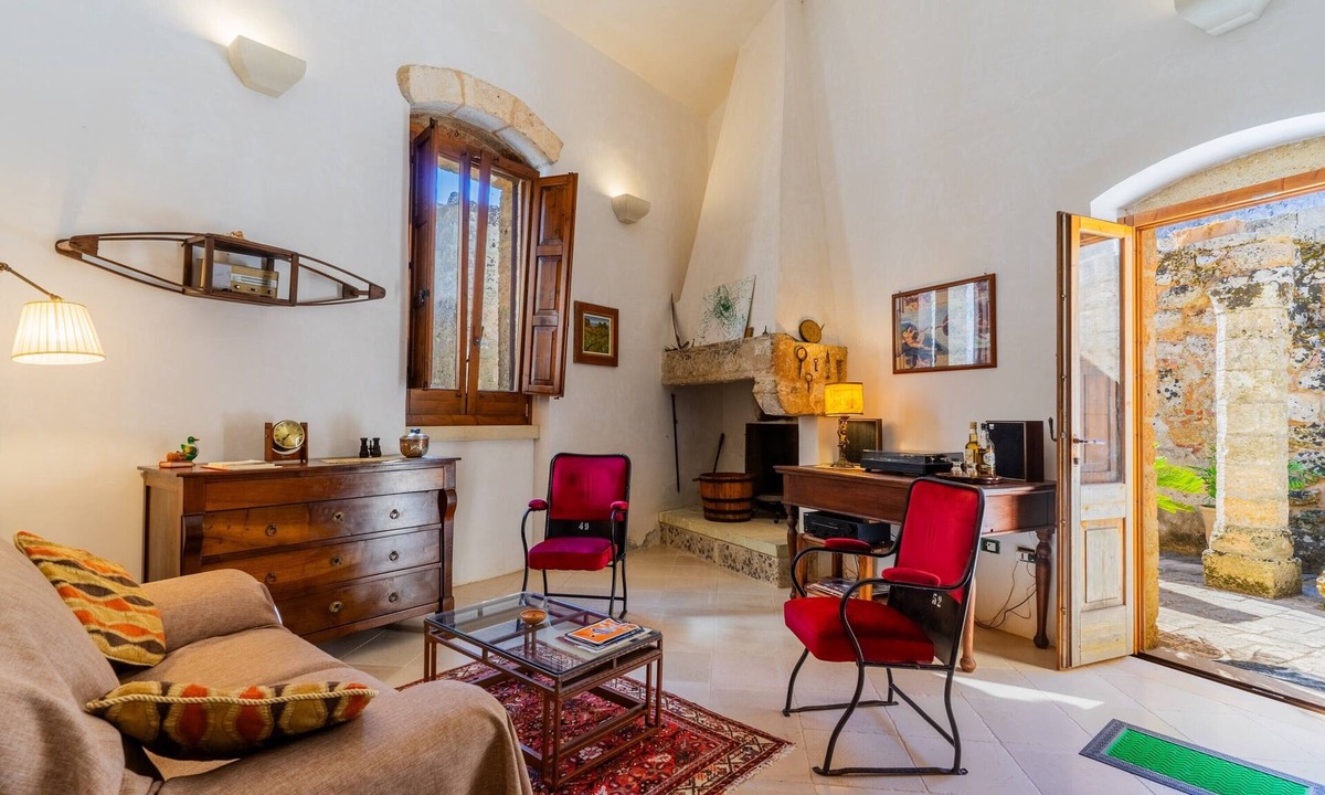 Giuliano di Lecce Apartment | Apartment 'Antica Corte Dell'800' with Private Terrace, Wi-Fi and Air Conditioning
