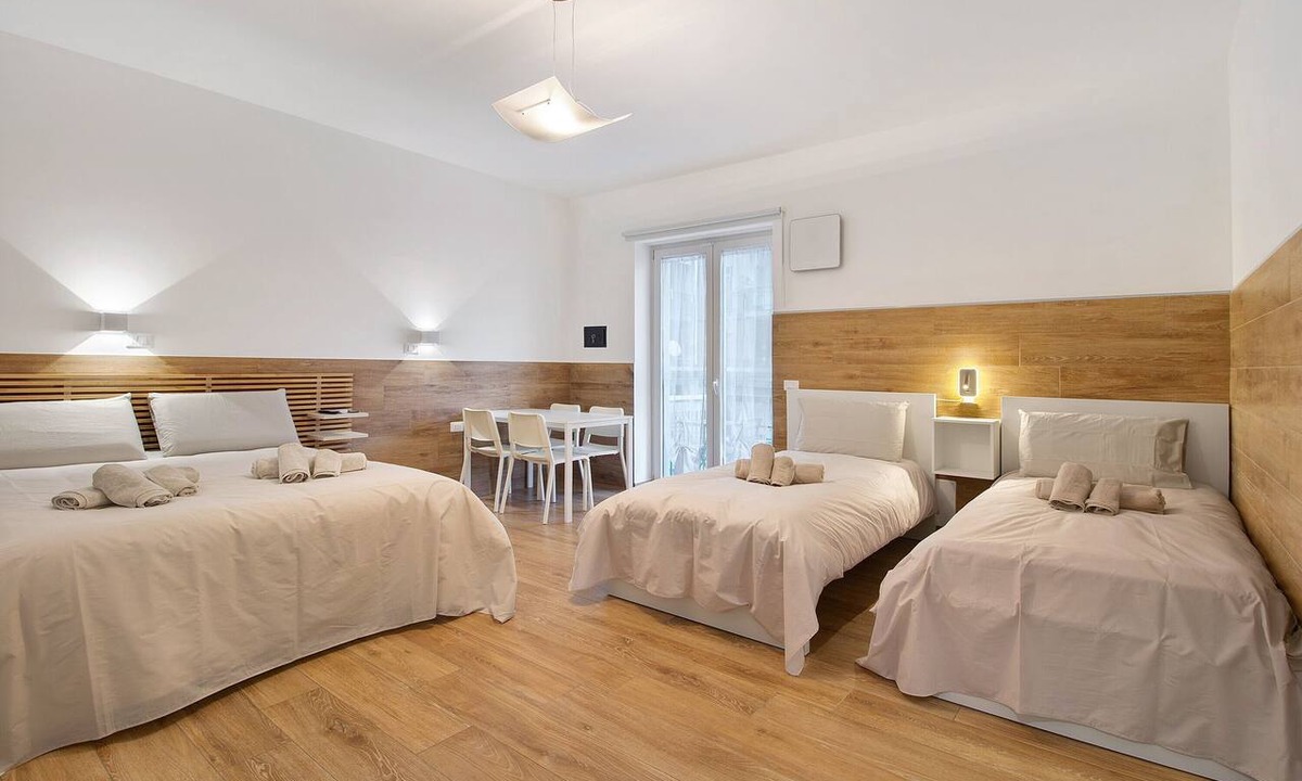 Municipio 2 Apartment | Apartment 'Max - Il Centro Luxury Suites' with Balcony, Wi-Fi and Air Conditioning