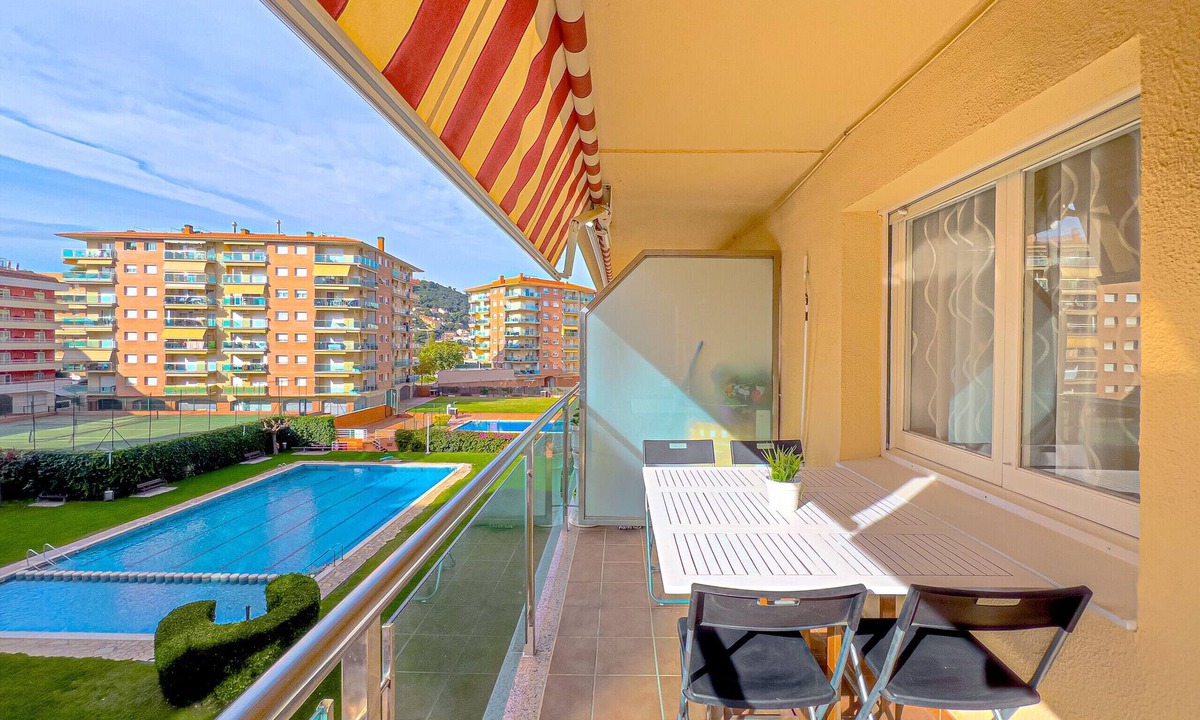 Santa Susanna Apartment | Apartment on the Paseo Marítimo 3 minutes from the beach, community pool, free Wi-Fi, excellent location, bars, restaurants and shops. Vivalidays Luis.