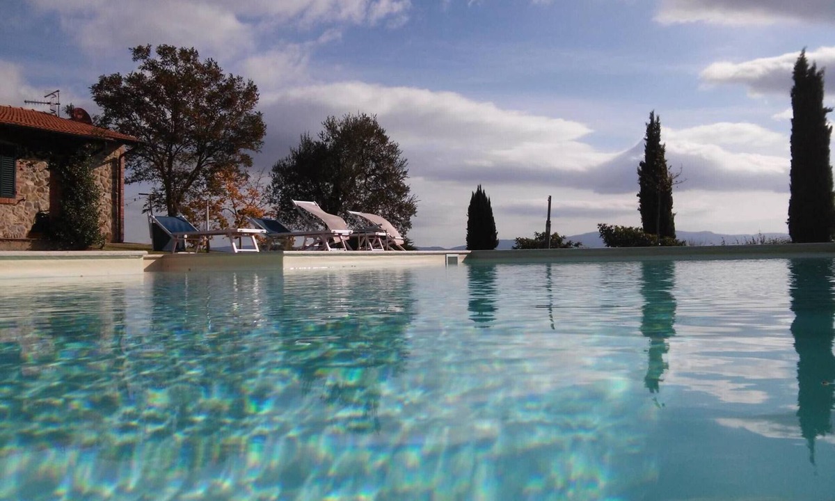 Castiglione d'Orcia Apartment | Apartment 'Rosso - La Valle Del Sole' with Mountain View and Wi-Fi