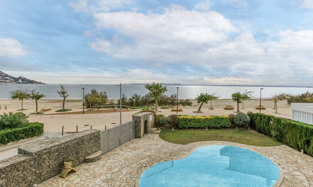 Santa Margarida Apartment | Apartment "Roses Frontline Perfect for Family" with Sea View, Pool & Wi-Fi