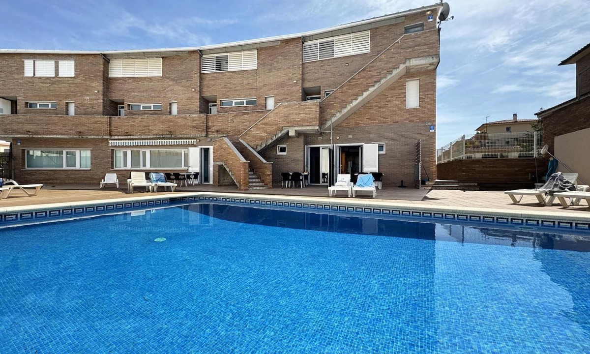 L'Escala Apartment | Apartment with community pool 5 minutes walk from the beach