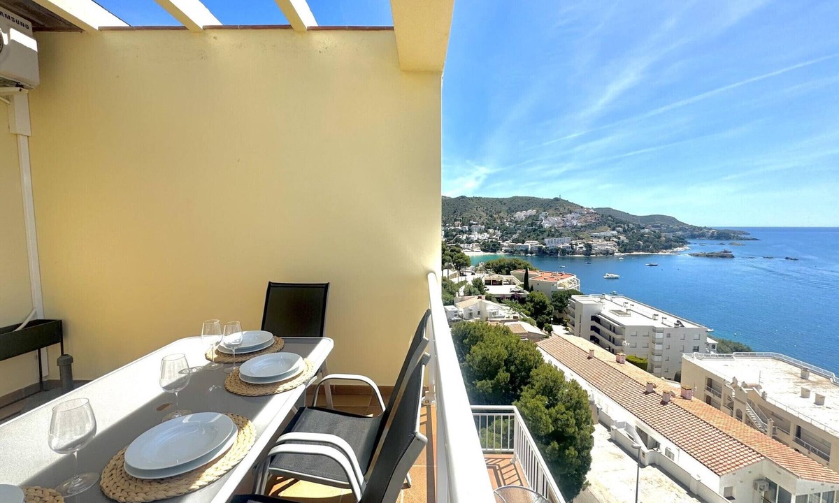 Almadraba-Canyelles Apartment | Apartment with pool, AC, and parking 700m from the beach in Roses