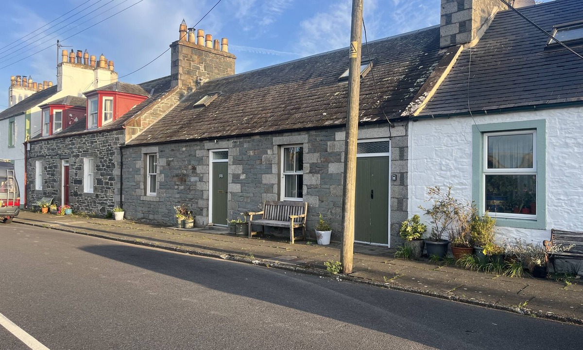 Wigtown Cottage | Apple cottage: A cosy cottage with log burners and mature garden. Pet-friendly.