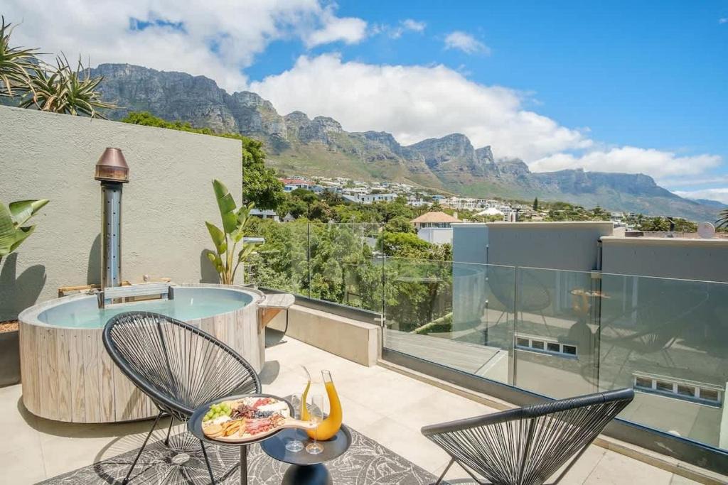 Glasgow Westend House | Argyle Camps Bay - Pool 5 min walk to beach Hot tub