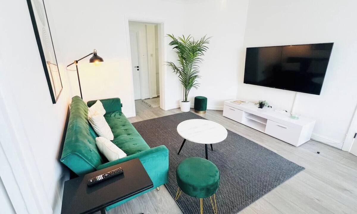 Enfield Highway Apartment | ArtLounge-2 bed garden Free parking