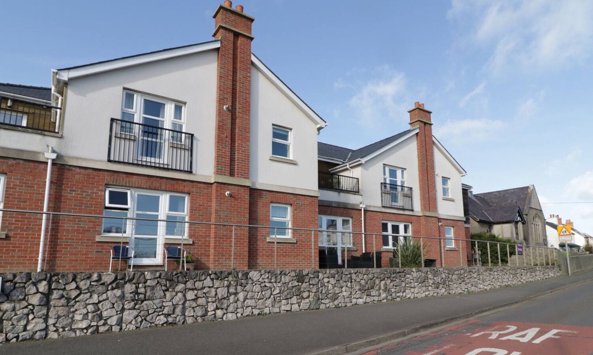 Benllech Cottage | BAY VIEW, family friendly, country holiday cottage in Benllech