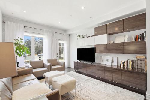 Lawrence Park Apartment | Bayview Townhouse 2BR & Parking