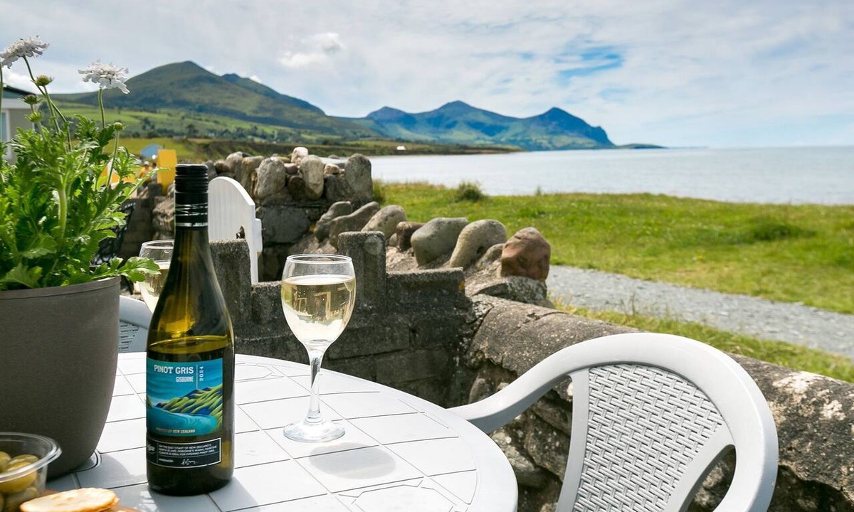 Dinas Cottage | Beach Bungalow - sleeps 6 guests in 3 bedrooms