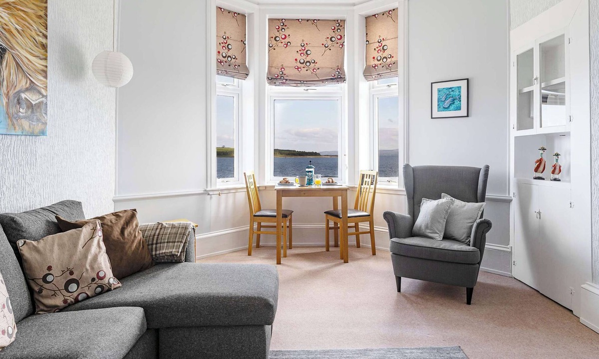 Kilchattan Bay Apartment | Beachfront Apartment with Stunning Sea Views