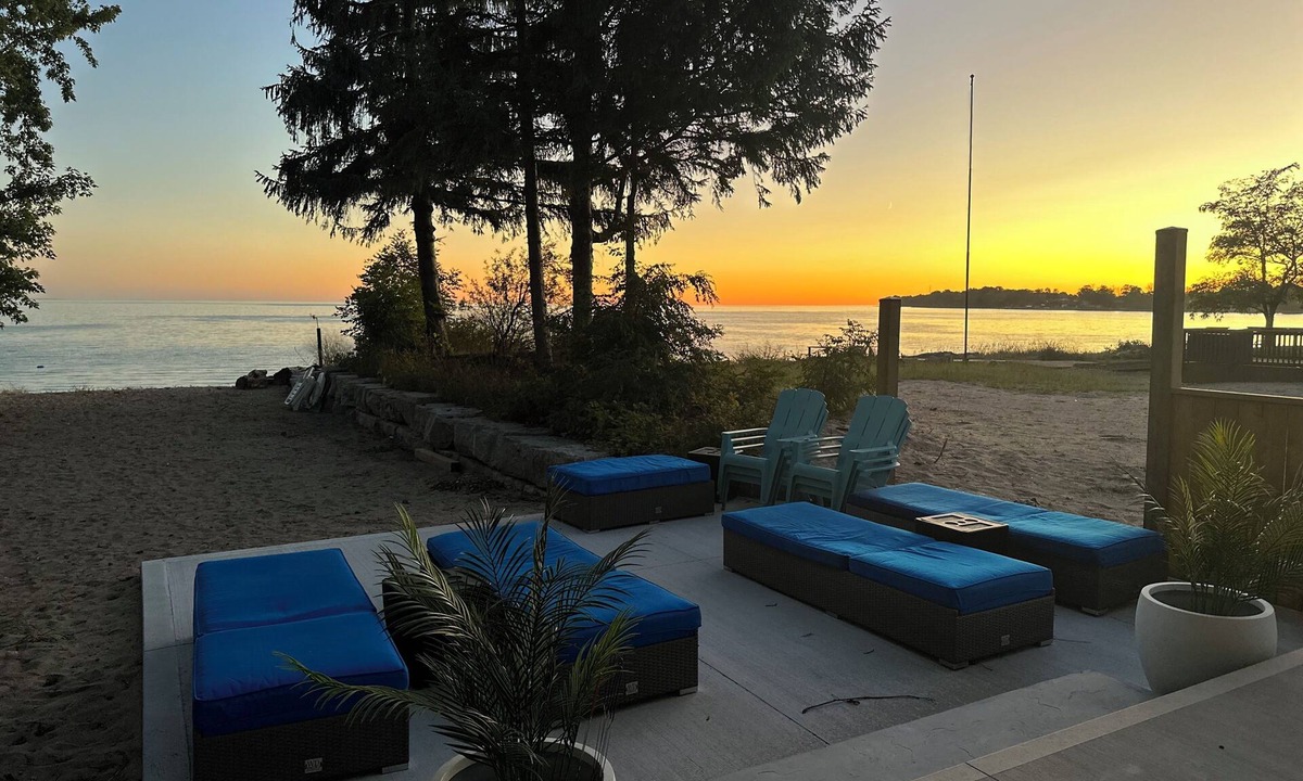 Dunnville House | Beachfront Luxury Lake Erie *Sleeps 14* HOT TUB. Great for Hosting Groups
