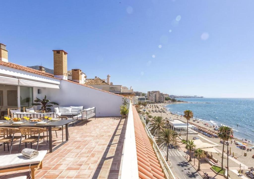 Torreblanca Apartment | Beachfront penthouse with sea views