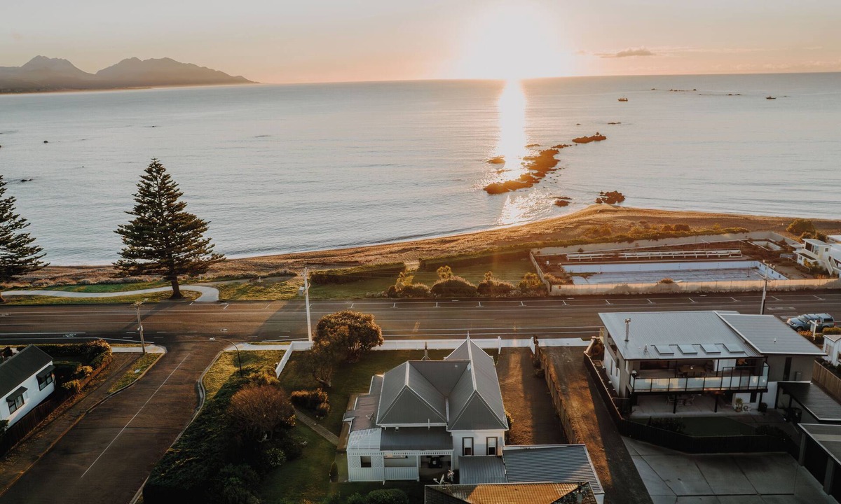 Kaikoura House | Beachfront Villa | Spacious | Mountain Outlook - KK87184