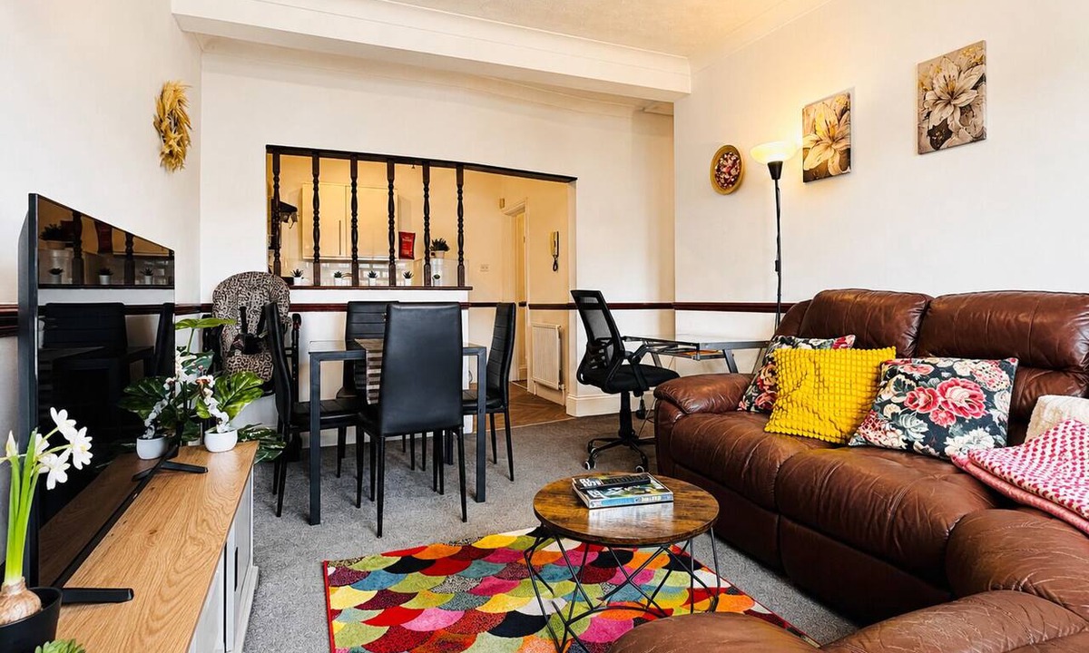 Southend-on-Sea Cabin | Beachside Apt with Free Parking