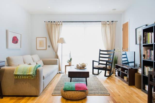 Newham Apartment | Beautiful 1 bed w/ balcony in East London 10 min to tube