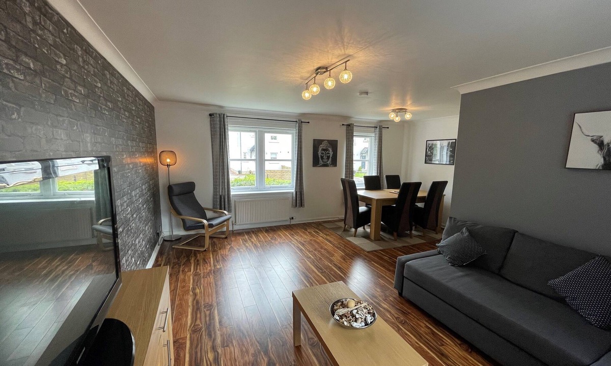 Renfrew Apartment | Beautiful 2-bed Apartment in Renfrew