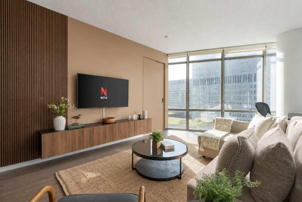 Bay Cloverhill Apartment | Beautiful 2BR 2BA w 4 Beds Near Yorkville Bloor