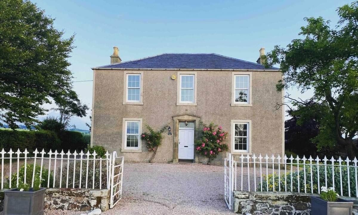 Kirkcaldy House | Beautiful 4 bdrm Farmhouse with ocean views, Fife.