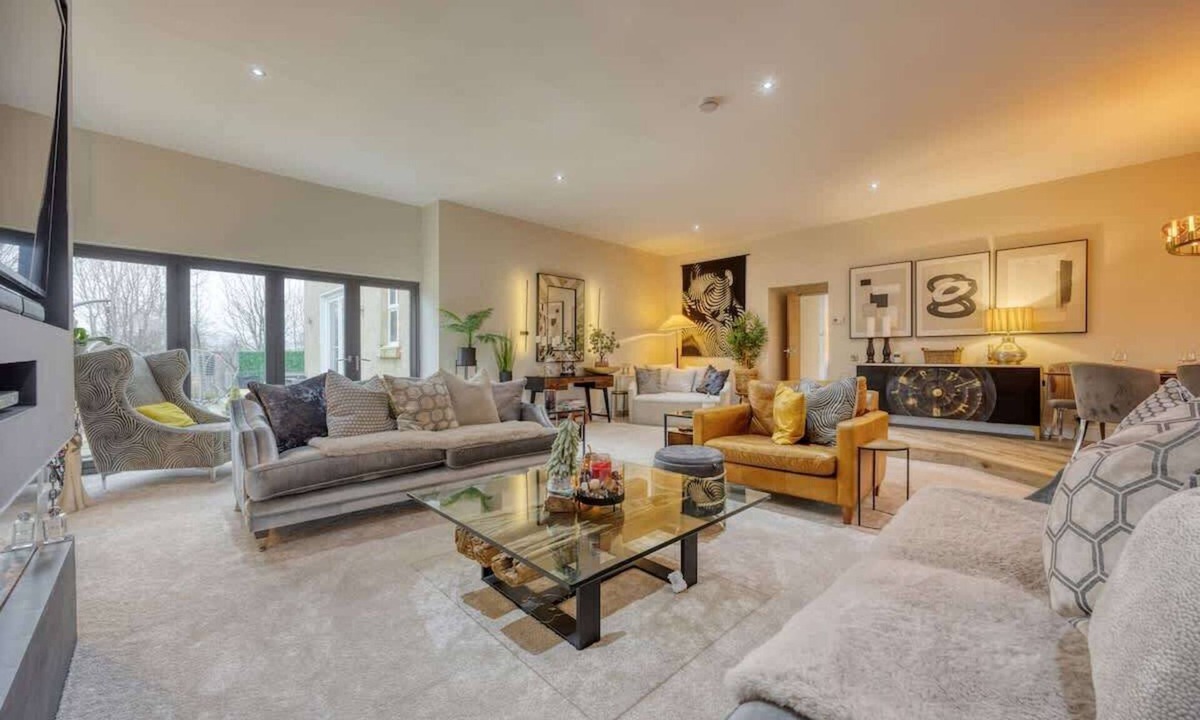 Glasgow House | Beautiful 4 Bed Sandstone Farmhouse