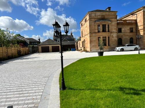 Bellahouston House | Beautiful 4-Bed Villa in Glasgow