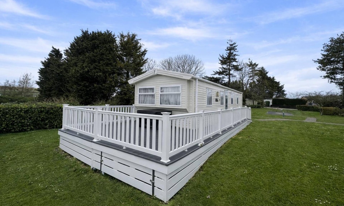 Hopton House | Beautiful 6 berth caravan with decking in Norfolk ref 89001MV