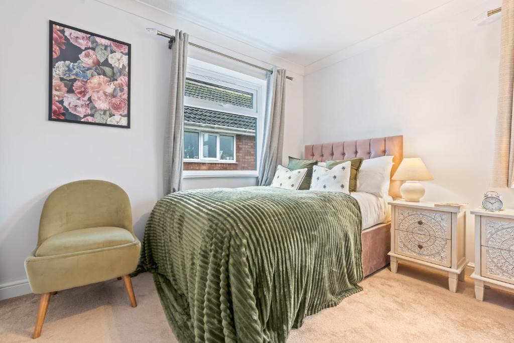 Cosford House | Beautiful Albrighton Village Stay! Driveway 3 Double Beds 1 Single 2 WC - OFF M54 RAF Cosford Shifnal Telford Oxley Staffordshire -JLR Wolves Stafford I54 Business Park- 10 Mins to M6- 40 Mins to NEC Regular & Long Work Stays available - Samina- ARZ Stays