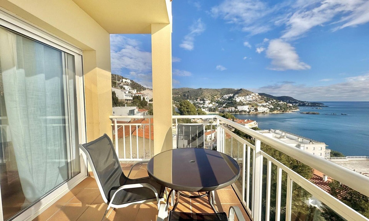 Almadraba-Canyelles Apartment | Beautiful apartment with pool, AC, WiFi, and parking 700m from the beach in Roses