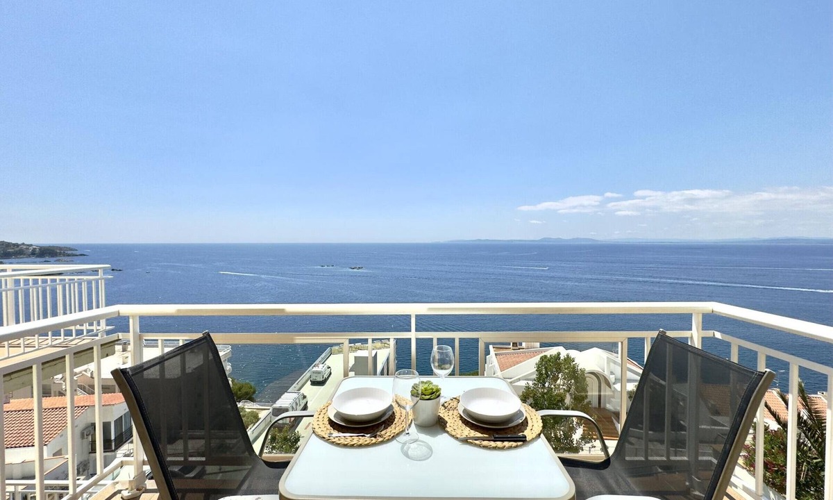 Almadraba-Canyelles Apartment | Beautiful apartment with pool, air conditioning, and parking 700m from Roses beach