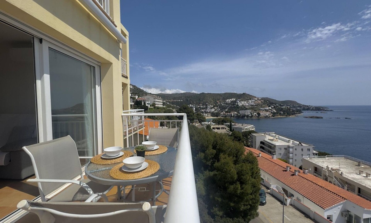 Almadraba-Canyelles Apartment | Beautiful apartment with pool, WiFi, AC and parking 700m from beach