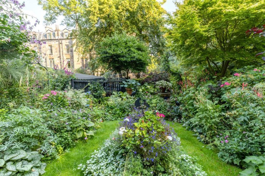 North West House | Beautiful Double Room in Idyllic West End Townhouse