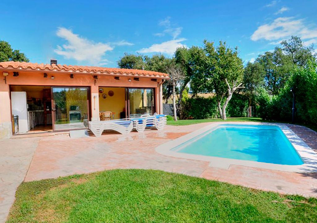 Can Carbonell House | Beautiful house for 14 people with 7 bedrooms and private pool.
