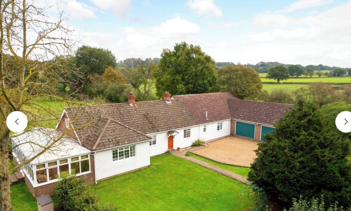 Abbess Roding House | Beautiful Kent Country Cottage Sleeps 8 with Hot Tub and Country Walks.