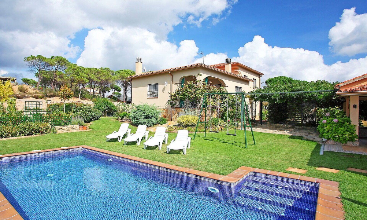 La Goba House | Beautiful private villa for 6 guests with private pool, WIFI, TV, patio and pets allowed