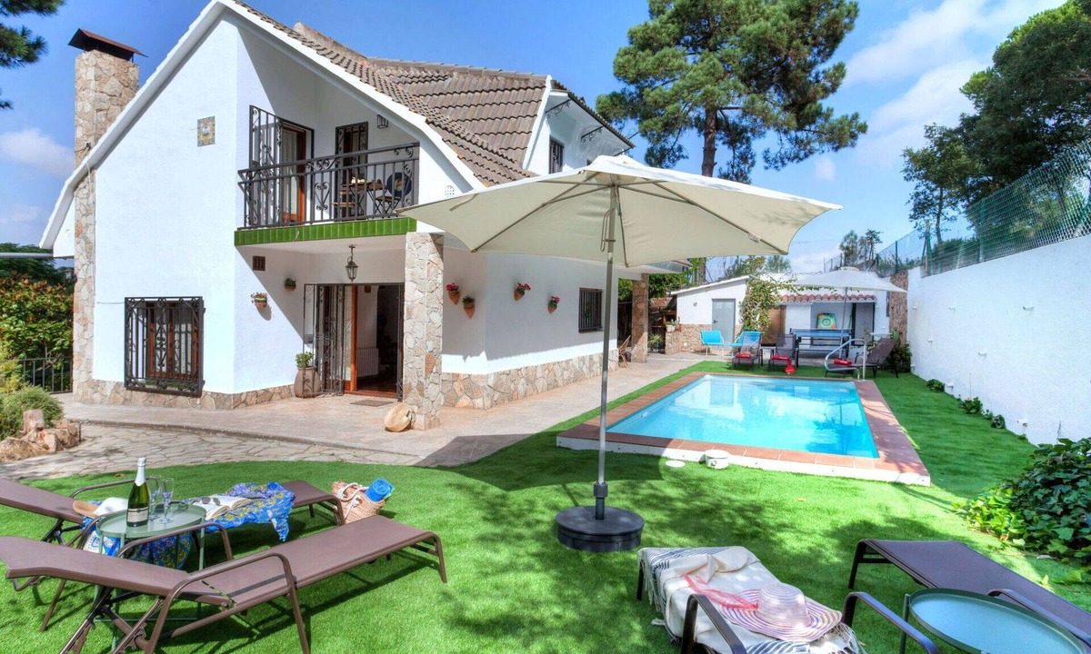 Vidreres House | Beautiful private villa for 9 people with WIFI, private pool, TV and patio