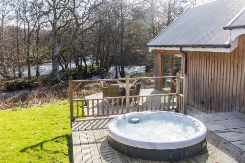 Killin Villa | Beautiful river fronted house with private hot tub