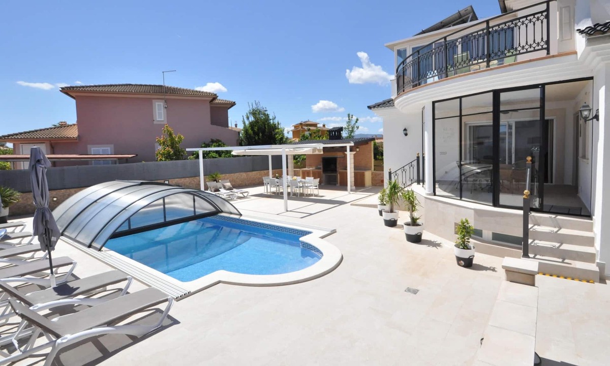 Marratxi House | Beautiful spacious holiday home for families with a big swimming pool and garden - Free Wifi