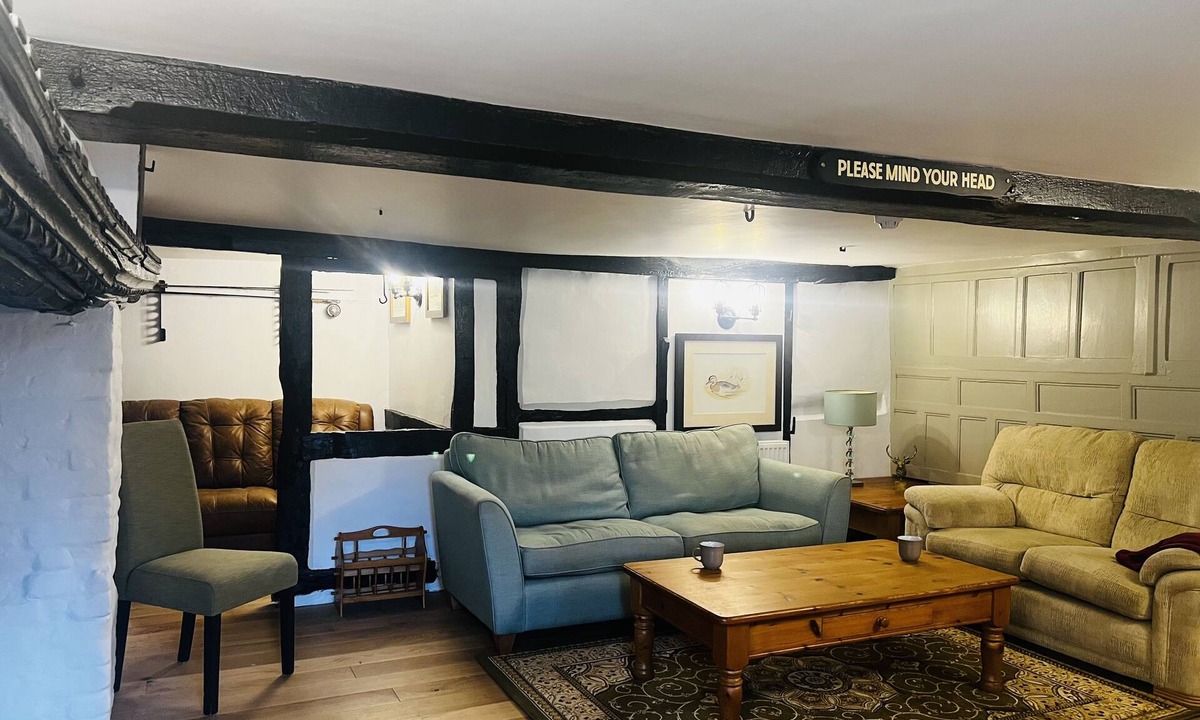 Ibsley Cottage | Beautiful three bed thatched cottage on New Forest’s doorstep