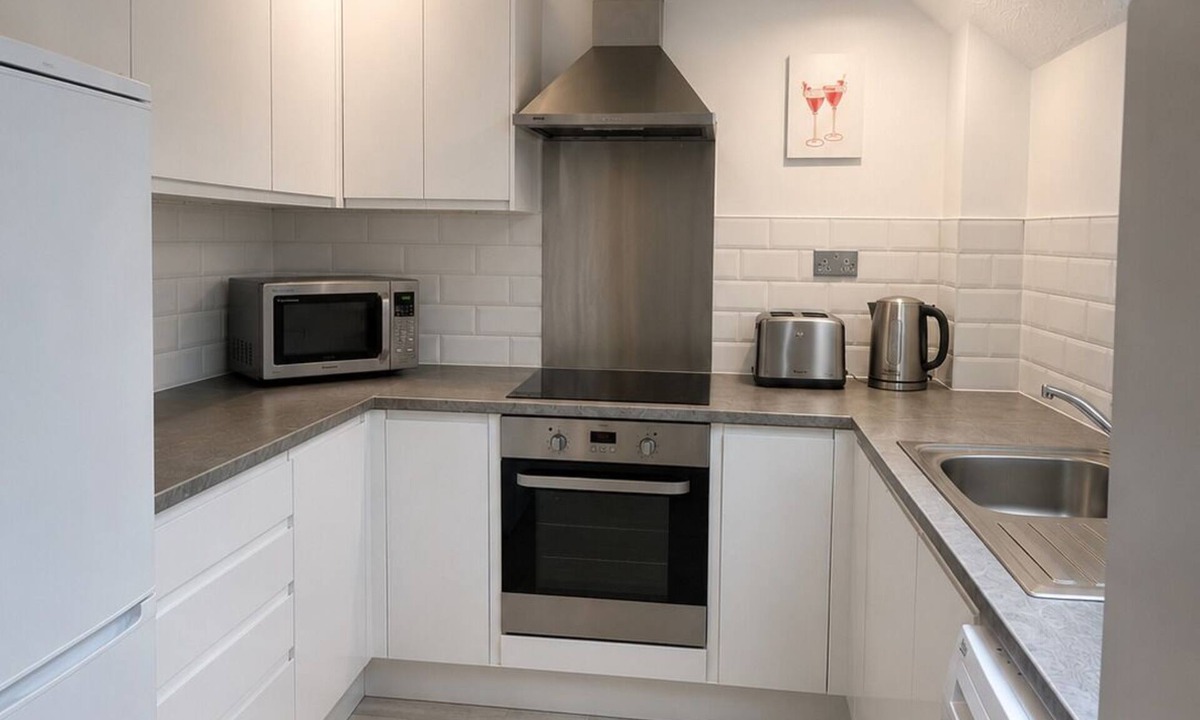Bedford Apartment | Bedford 2 Bedroom Apartment - Perfect for Small Contractor Stays- Free Parking