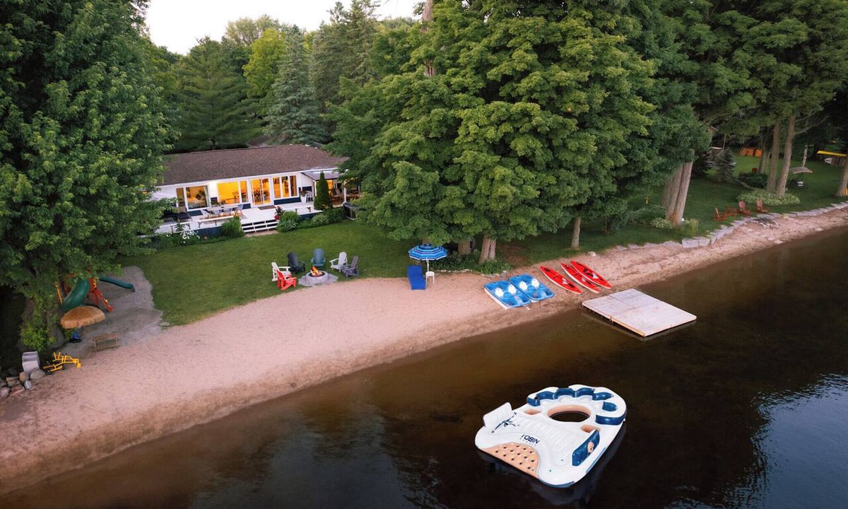 Fenelon Falls Cottage | Bees Beach House: Luxury 5BR Sturgeon Lakefront w/Private Sandy Beach & Sauna