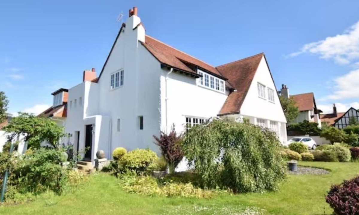 Troon House | BentinckHouse - sleeps 10 guests in 3 bedrooms