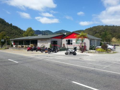 Buller District Hostel | Berlins cafe, bar and backpackers